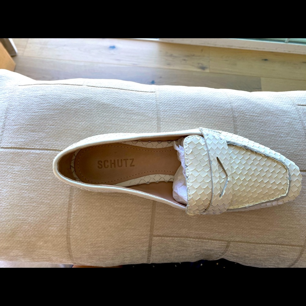 Schutz NWT white snake mocassin